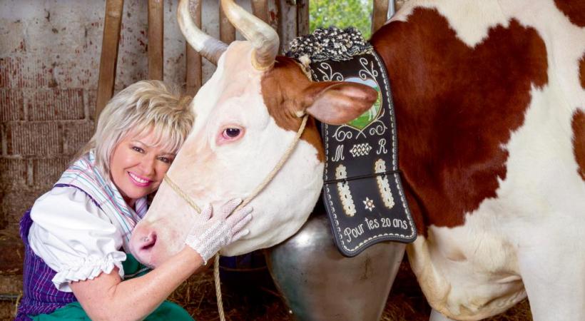 Carol Rich, l’artiste à la voix d’or, et la vache Fleurette. DR 