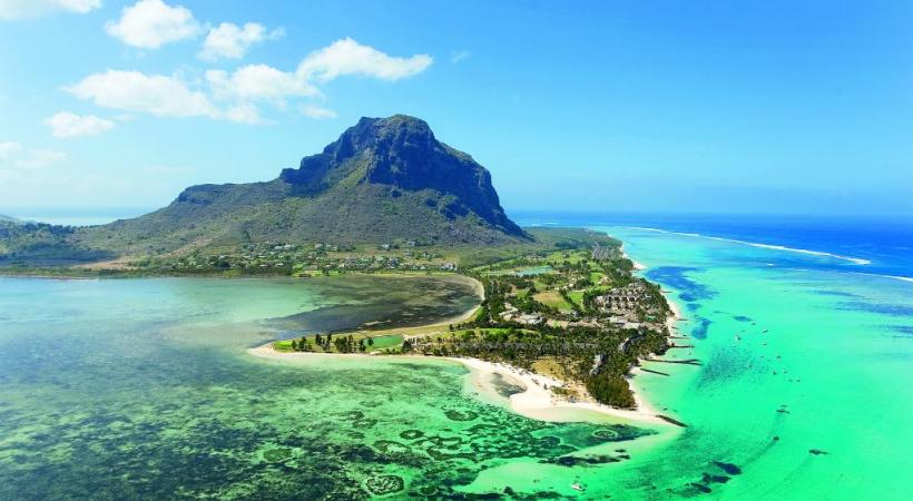 Au pied de la montagne du Morne, le «Paradis Beachcomber Golf Resort & Spa» entouré par l’océan Indien.  