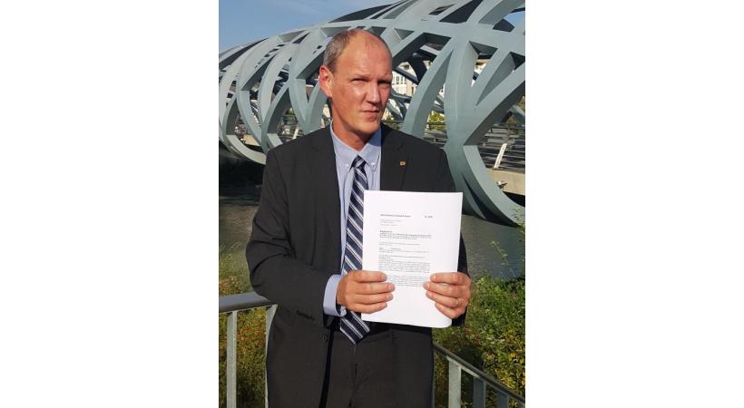 Le député Stéphane Florey tenant le texte du projet de loi. DR 