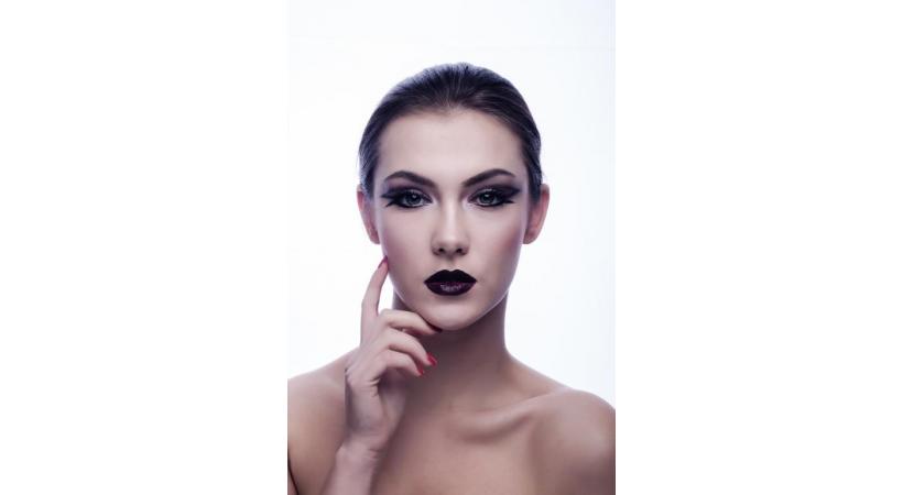 Un regard sombre et des lèvres foncées. PIXABAY.COM/JURA PHOTOGRAPHY 