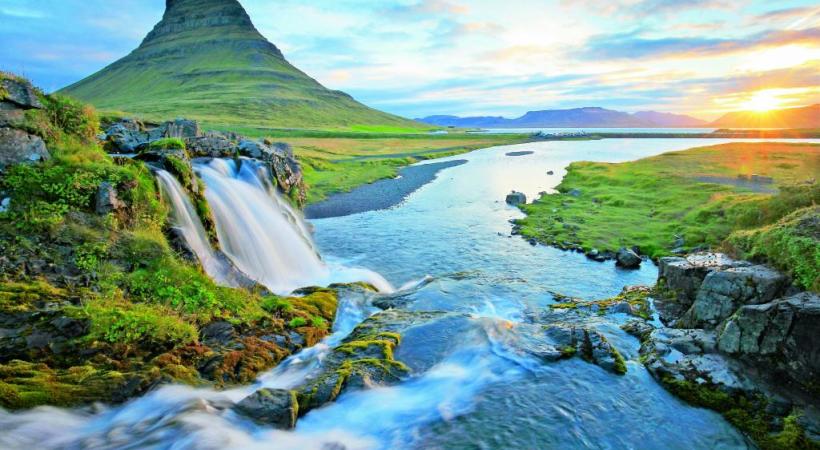 Kirkjufell est une montagne isolée d’Islande.