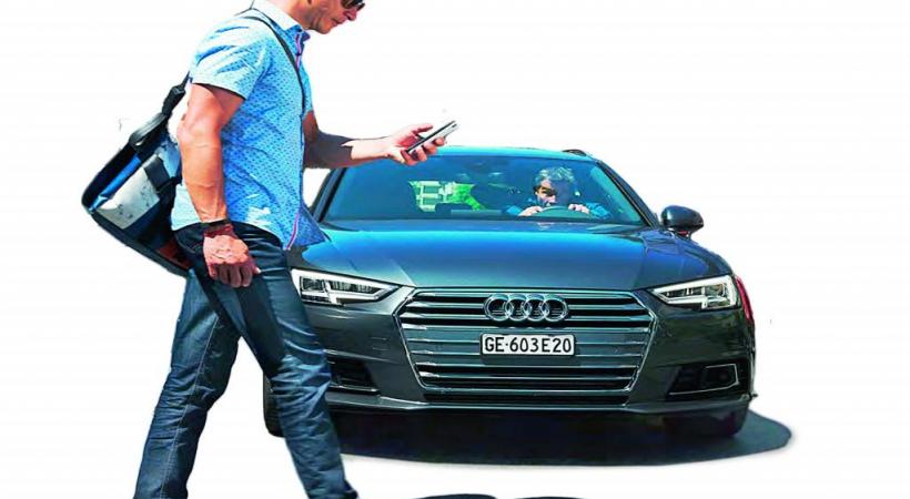 Tapoter sur  son smartphone ou traverser la route; il faut choisir! DR 