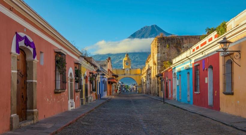 Baroque, cosmopolite, lumineuse, spacieuse, Antigua, l’ex-capitale, est un voyage colonial à elle seule.  