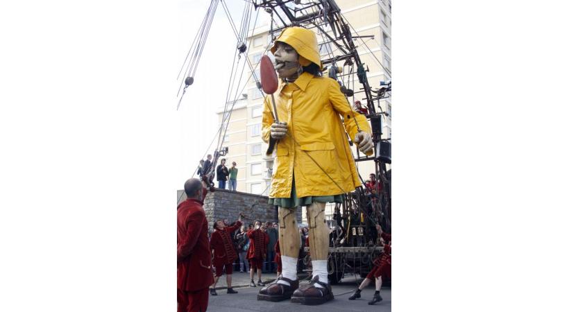 Les Genevois participant à la «Journée sans ma voiture» pourront aussi admirer la Saga  des Géants (photos en médaillon) depuis  le pont du Mont-Blanc. ÉTAT DE GENÈVE 