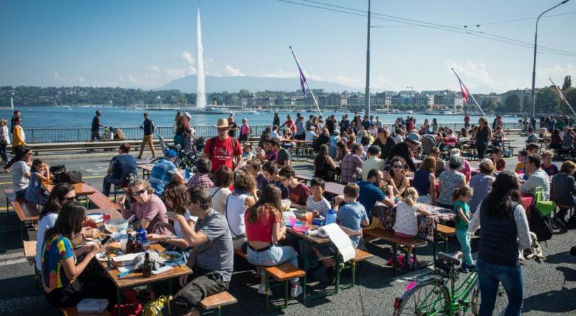 Les Genevois participant à la «Journée sans ma voiture» pourront aussi admirer la Saga  des Géants (photos en médaillon) depuis  le pont du Mont-Blanc. ÉTAT DE GENÈVE 