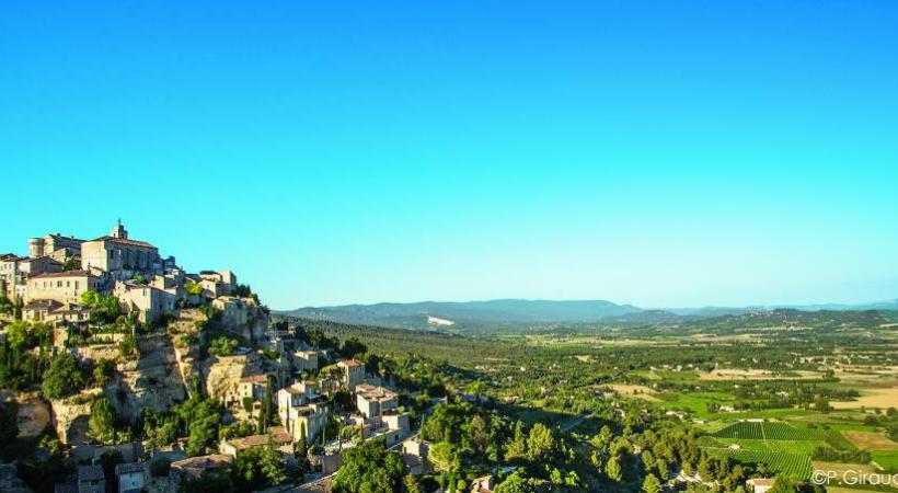 Le château de Lourmarin. A. BOSSU Le paradis du cyclotourisme. P. GIRAUD-OTLMV Une balade botanique comestible  près de Lauris. A. BOSSU Le village perché de Gordes. P. GIRAUD-OTLMV 