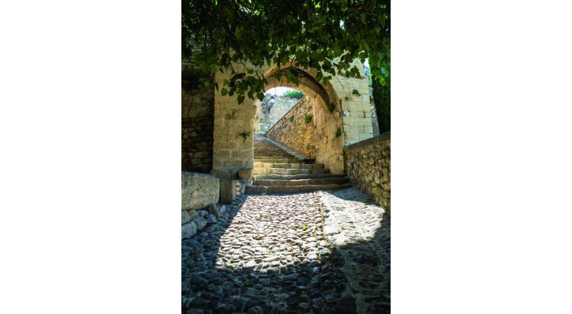 Le village perché de Gordes. P. GIRAUD-OTLMV 