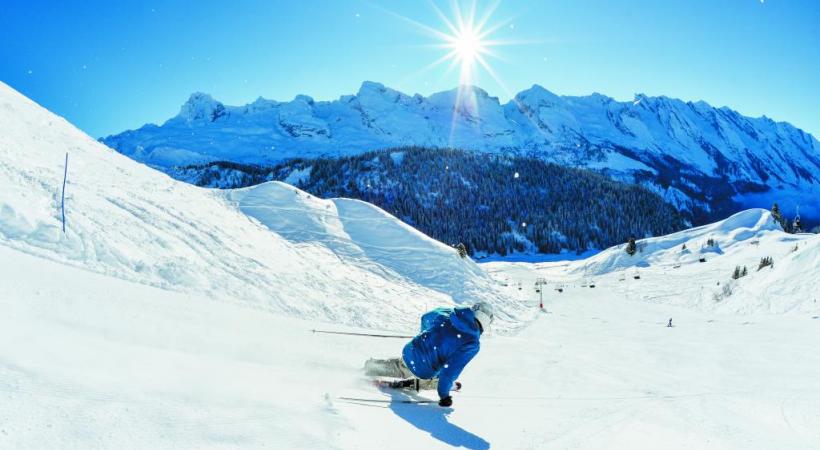 Le Grand-Bornand, une expérience ski unique face à l’incomparable Chaîne des Aravis! D.MACHET / LE GRAND-BORNAND TOURISME 