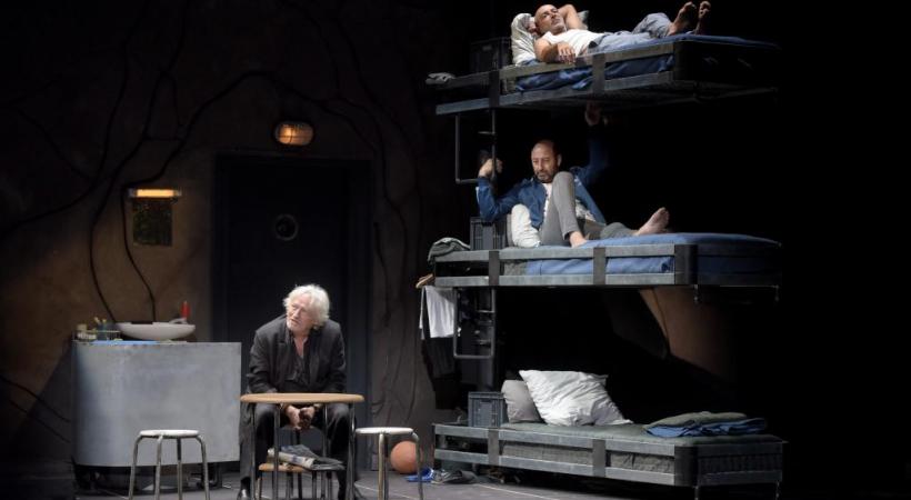 Gepetto (Kad Merad) écoute attentivement les conseils de Robert (Niels Arestrup).  PASCAL GELY 