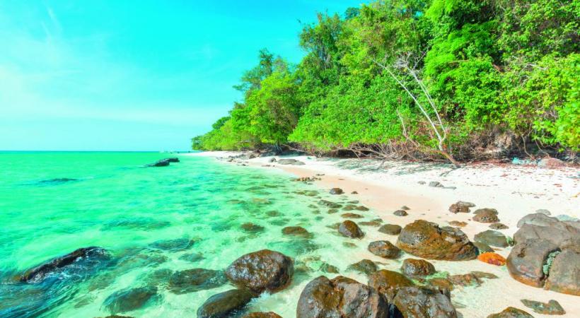 Plage sauvage sur Koh (île) Rok, au sud de Koh Lanta, dans la mer d’Andaman. 