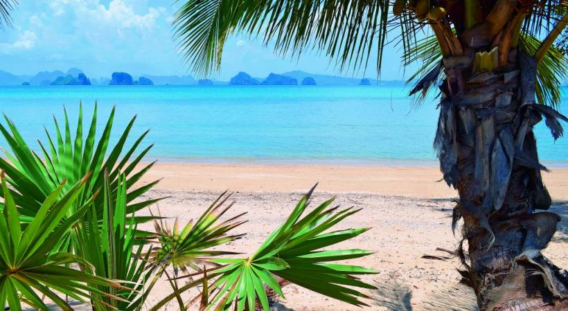 Vue sur la baie de Phang Nga depuis la plage de Koh Yao Noi.