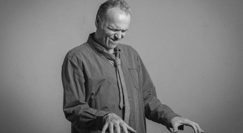 L’artiste aux multiples talents se met  dans la peau d’un chanteur «has been». DR 