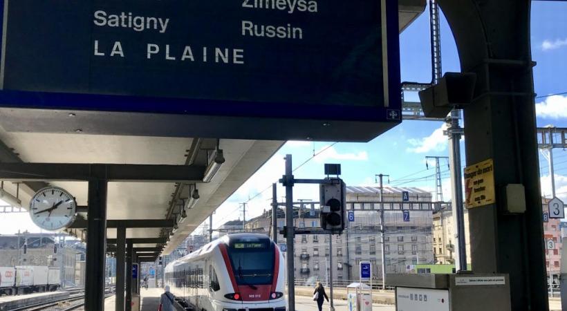 Un train de La Plaine arrivant en gare de Cornavin. Les couacs à répétition mettent les nerfs des usagers à rude épreuve. FRANCIS HALLER 