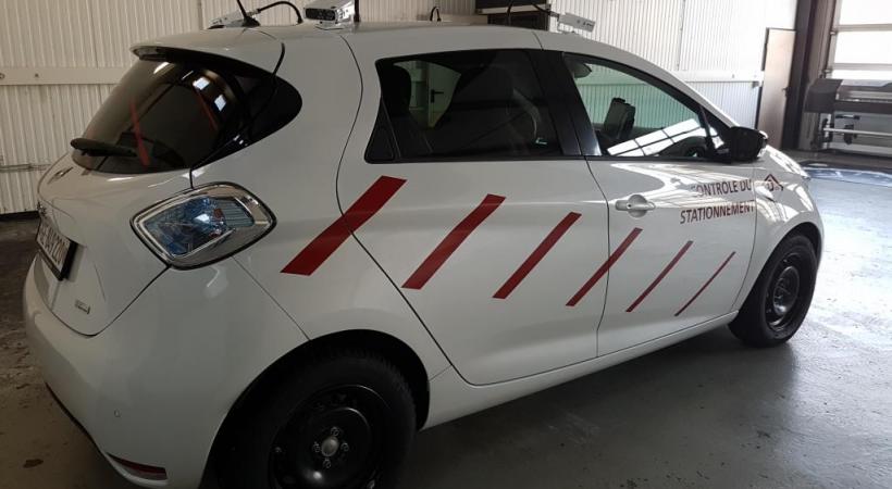 La «Scan Car» est munie d’un système automatique qui prend en roulant des photos  des plaques d’immatriculation des véhicules stationnés. FONDATION DES PARKINGS 