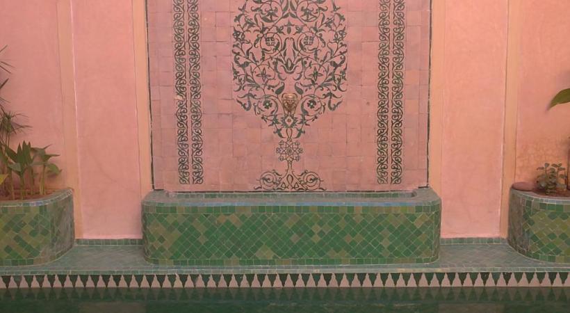 Dans la cour d’un riad.  Arche sculptée dans la Médersa Ben Youssef.  La cour du musée Yves Saint Laurent qui vient d’ouvrir ses portes. Une chambre dans un riad.  