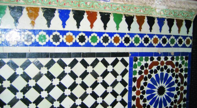 Dans le marché couvert de la Casbah, une échoppe de produits locaux dont la spécialité est le citron confit, utilisé notamment pour les tagines.  Dans la médina, une ruelle dans le quartier des riads. Les jardins de Majorelle. Le palais Al-Badi.  Dans la cour d’un riad.  Arche sculptée dans la Médersa Ben Youssef.  La cour du musée Yves Saint Laurent qui vient d’ouvrir ses portes. Une chambre dans un riad.  