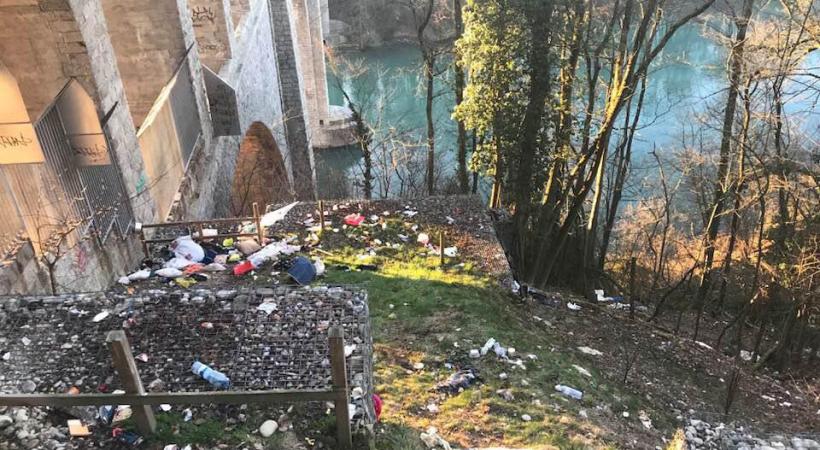 Des matelas posés au pied d’un pilier du pont Butin. DR 