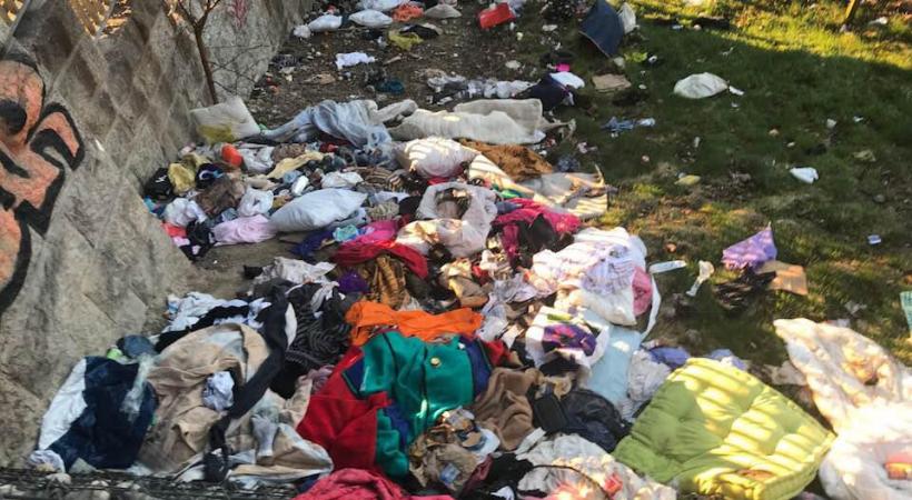 Des matelas posés au pied d’un pilier du pont Butin. DR 