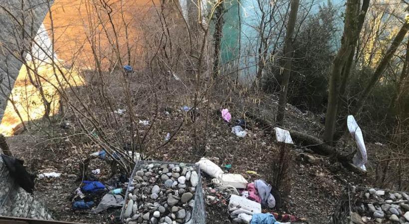 Des matelas posés au pied d’un pilier du pont Butin. DR 
