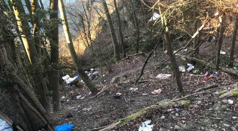 Des matelas posés au pied d’un pilier du pont Butin. DR 