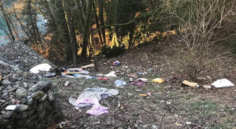 Des matelas posés au pied d’un pilier du pont Butin. DR 