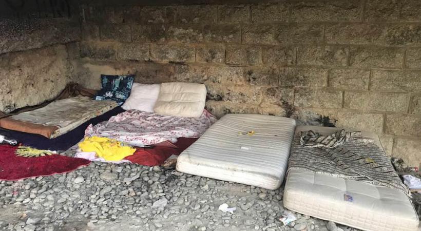 Des matelas posés au pied d’un pilier du pont Butin. DR 