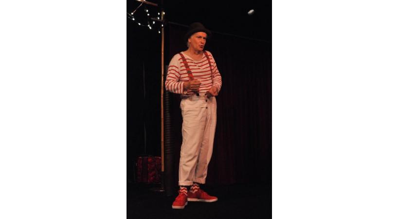 L’humoriste neuchâtelois est de retour sur scène,  après le succès de son dernier one-man-show «Excusez-moi». A.C.DUSS/ATELIERSSUD.CH 
