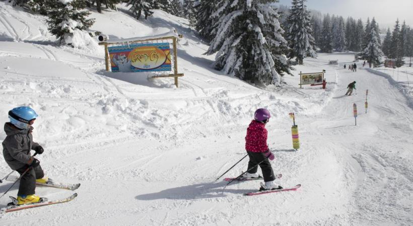 Les petits appréhendent la glisse en s’amusant. N. JOLY/OT LES GETS 