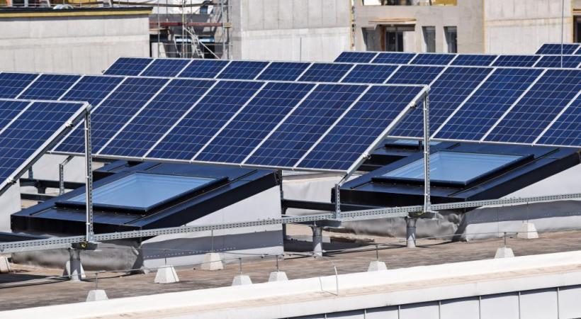 L’Office des bâtiments de l’Etat gère 1700 immeubles où il est possible d’installer  des panneaux photovoltaïques. 123RF/EMALPHOTO 