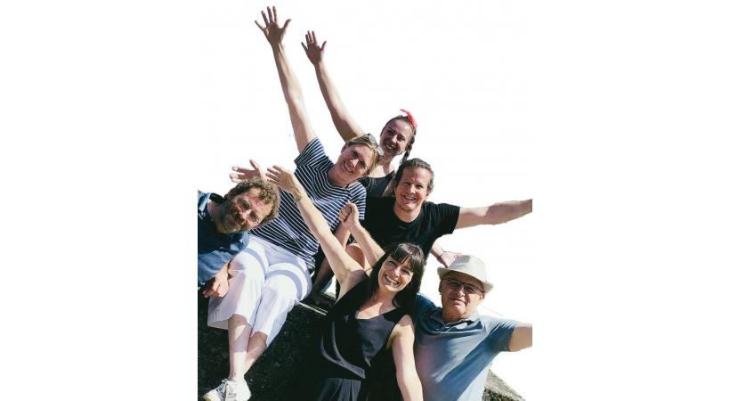 Les comédiens prêts pour interpréter  «Le Requérant». DR