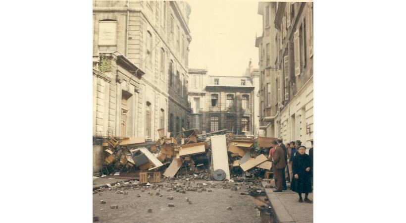 Une barricade dressée dans une rue de Bordeaux lors des manifestations. COMMONS WIKIMEDIA/TANGOPASO  