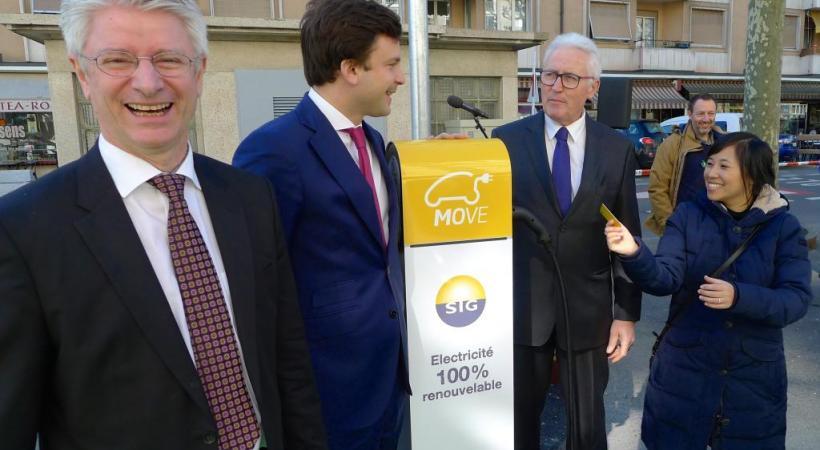 Le directeur des Services industriels de Genève, Christian Brunier, le conseiller administratif Guillaume Barazzone et le conseiller d’Etat Luc Barthassat devant la borne rue Dancet. F. HALLER 