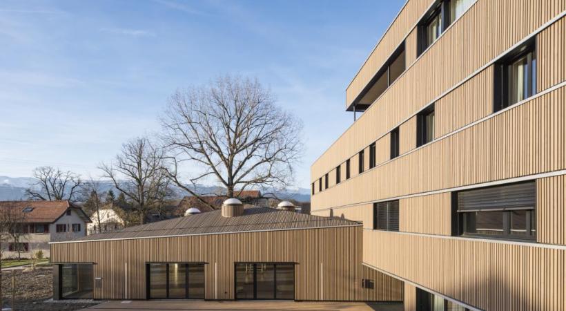 Un bâtiment en bois qui fait la part belle aux énergies renouvelables. LUCA FASCINI 