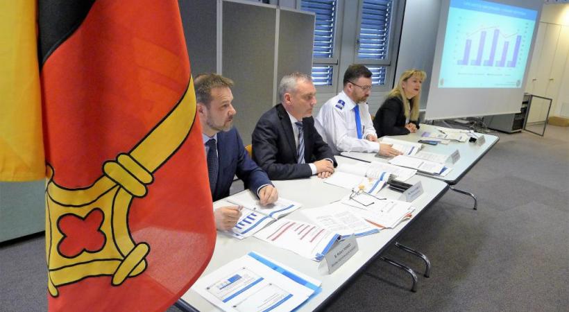 La police présente son bilan annuel. De gauche à droite, Robert Tanner, directeur des ressources humaines, François Schmutz, chef de la police judiciaire, François Waridel, chef des opérations, et Monica Bonfanti, commandante de la police. F. HALLER 