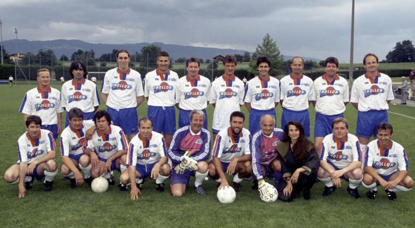 Gilbert Castella en pleine action. En médaillon, toute l’équipe en 1993. PHOTOS TEAM REPORTERS/COSANDIER 