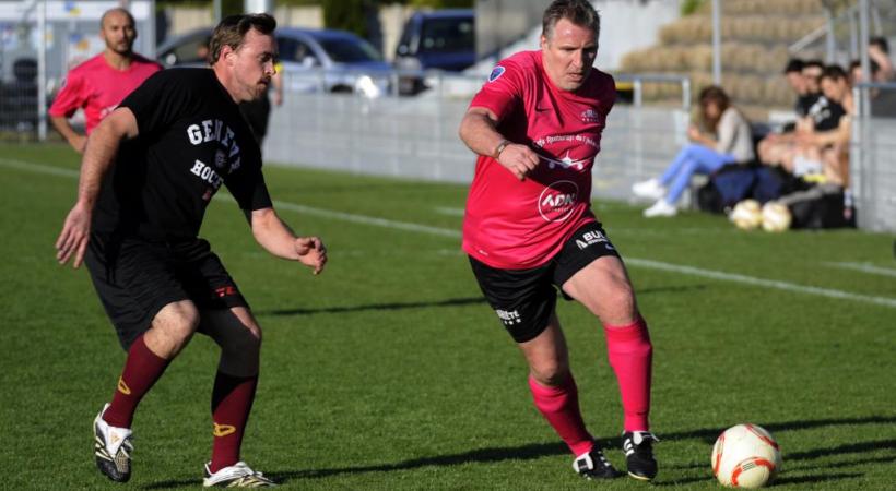 Gilbert Castella en pleine action. En médaillon, toute l’équipe en 1993. PHOTOS TEAM REPORTERS/COSANDIER 