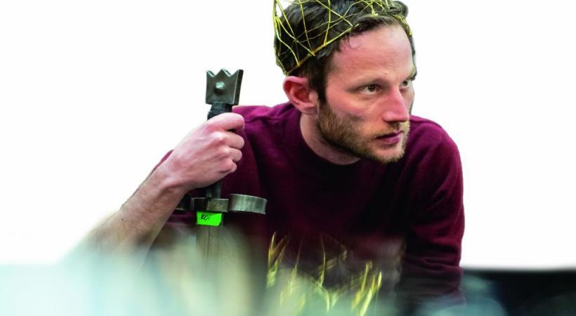 L’acteur suisse Simon Guélat, dans le rôle du roi Arthur. GTG/CAROLE PARODI 