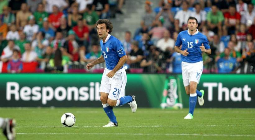 L’ancienne star de la «Squadra Azzura» Andrea Pirlo. En médaillon, l’ex-capitaine de l’équipe  du Portugal, Luis Figo. DR/GIM Luis Figo, ancien international portugais, et Michael Moeller, directeur général de l’Office des Nations unies, lors de l’annonce, mi-février au Palais des Nations, de l’organisation du match de solidarité.  GIM