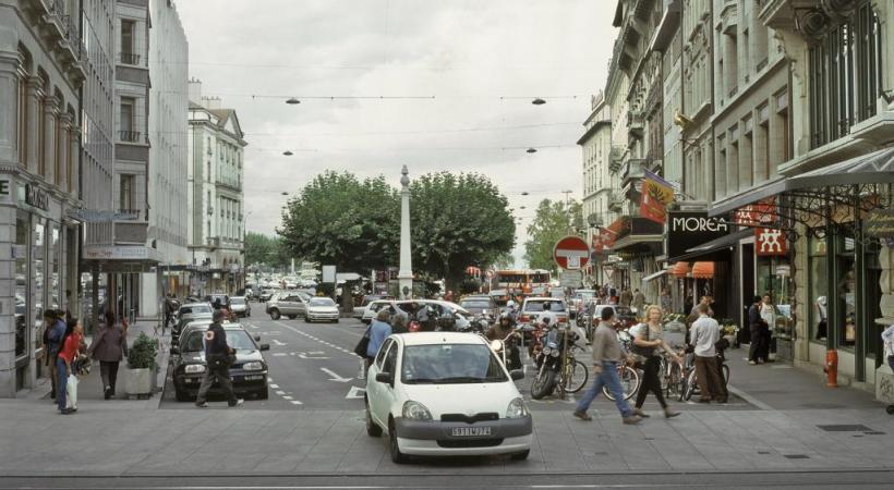 La place quand les voitures pouvaient encore la traverser  dans les années 2000. Elle sera désormais dévolue aux piétons. DR 