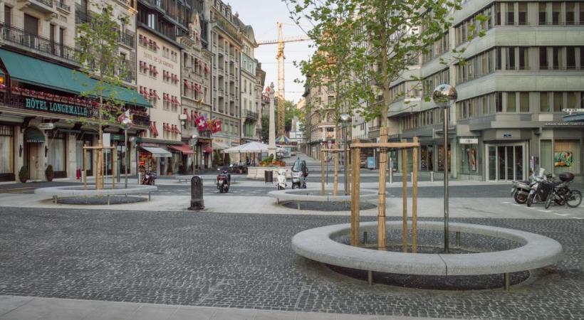 La place quand les voitures pouvaient encore la traverser  dans les années 2000. Elle sera désormais dévolue aux piétons. DR 