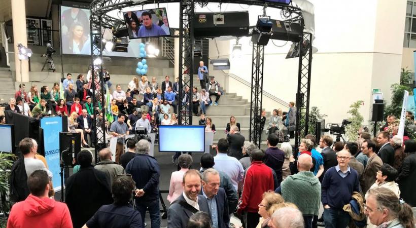 Electeurs et candidats réunis dimanche après-midi  à Uni Mail à l’issue des scrutins. FRANCIS HALLER 