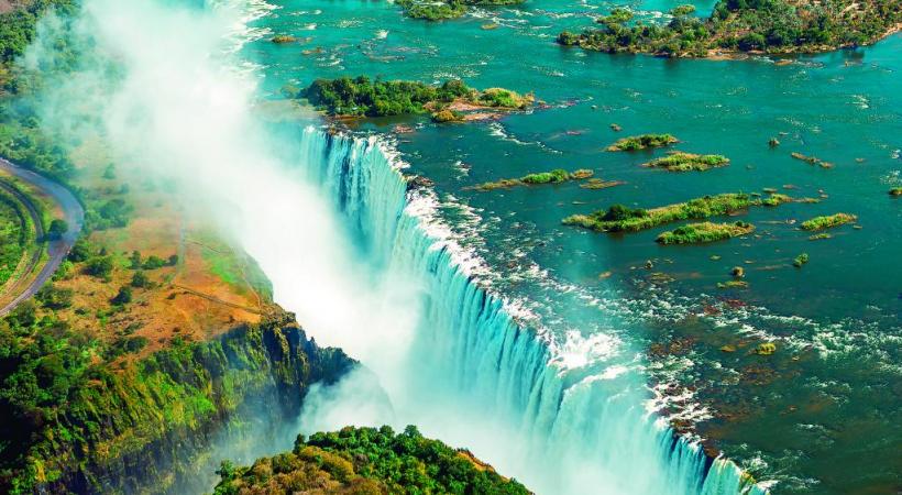 Les chutes Victoria, à cheval sur la frontière entre le Zimbabwe (à gauche) et la Zambie (à droite). Spectaculaire! 