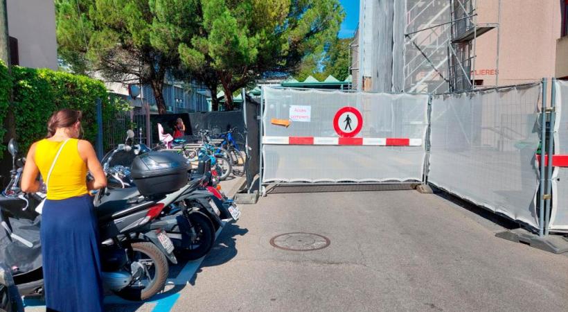 L’accès à l’école des Allières est fortement restreint en raison des barrières de chantier. TR