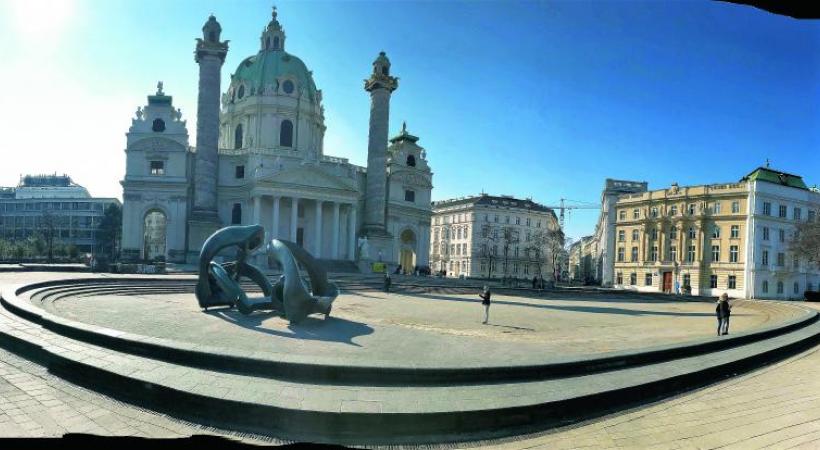  L’église Saint-Charles, un des plus beaux bâtiments d’architecture baroque au dôme impressionnant et sa reposante place circulaire. GIM 