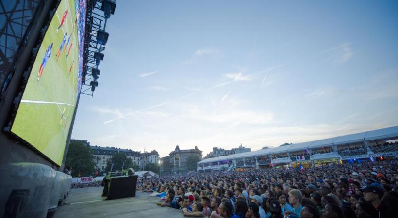 Quatre écrans géants de plus de 50m2 chacun trôneront au centre de la Footarena. DR 