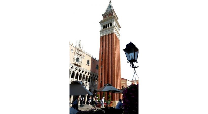 Le «Venetian» de Macao comprend un labyrinthe de canaux et une place St-Marc sous un ciel artificiel. BP A Las Vegas, aux Etats-Unis, les dimensions du «Venetian» dépassent l’entendement. DR A Epcot (Orlando), Venise s’est américanisée. BP A Macao, un décor vénitien aux allures hollywoodiennes. BP Le Venitian à Vegas. DR Une Venise modernisée à la marina de Singapour. BP 