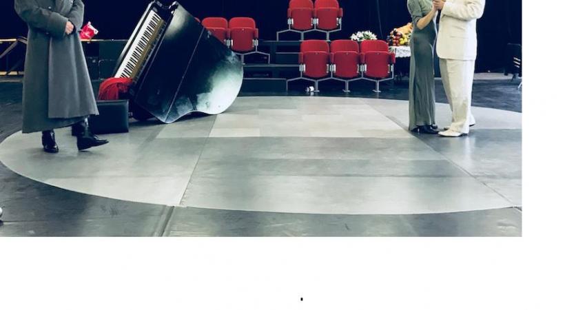 Trois personnages emportés dans un combat délirant. DR 