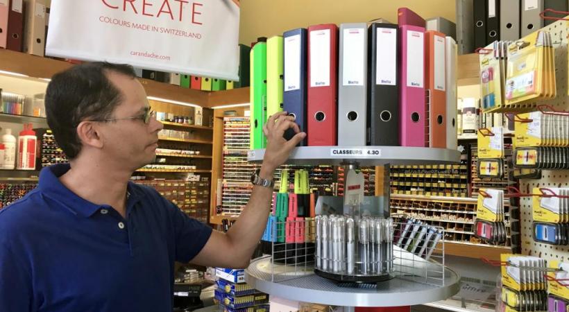 Julien Pellaton dans sa papeterie de Cornavin. FRANCIS HALLER 