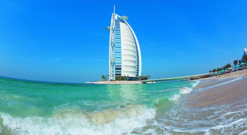 Le fameux hôtel extra-luxe Burj Al Arab, en forme d’immense voilier, au bord du golfe Persique. 123RF/VIOLETTA SHADURSKAIA Le nouveau quartier de La Mer avec la ville en arrière-plan. DUBAÏ TOURISME La tour Burj Khalifa, qui culmine à 828 m, est la plus haute du monde. 123RF/SANTORINES Pour sortir du tumulte urbain, surfer sur les dunes est une activité prisée. DUBAÏ TOURISME 