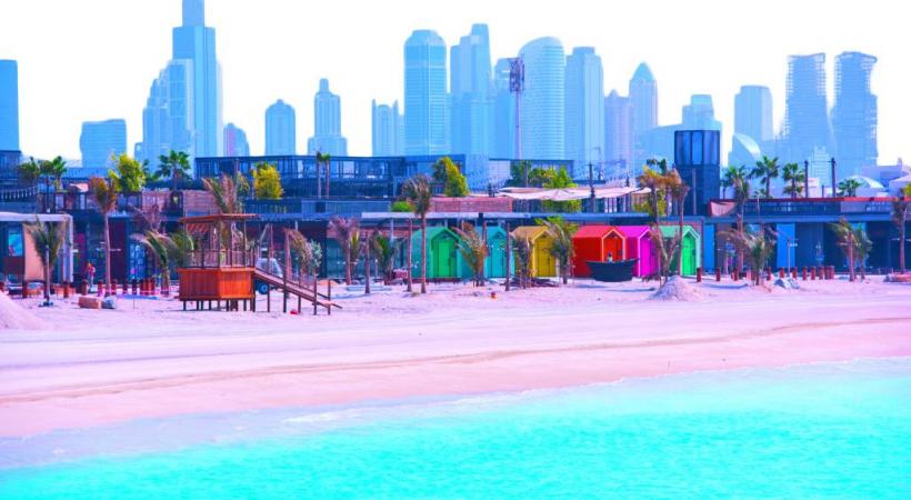 Le fameux hôtel extra-luxe Burj Al Arab, en forme d’immense voilier, au bord du golfe Persique. 123RF/VIOLETTA SHADURSKAIA Le nouveau quartier de La Mer avec la ville en arrière-plan. DUBAÏ TOURISME La tour Burj Khalifa, qui culmine à 828 m, est la plus haute du monde. 123RF/SANTORINES Pour sortir du tumulte urbain, surfer sur les dunes est une activité prisée. DUBAÏ TOURISME 